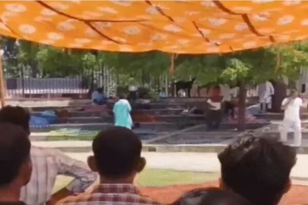 अनशन पर बैठे नरेश मीणा समर्थकों पर भड़के, लात-चांटे मारकर जताया गुस्सा