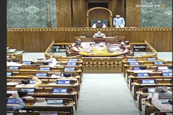 लोकसभा में 8 निलंबित सांसदों की बहाली, ध्वनि मत से पास हुआ प्रस्ताव