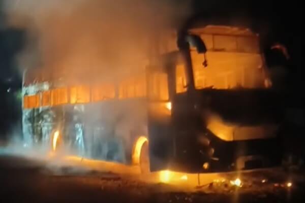 राजस्थान-गुजरात सीमा पर निजी बस में लगी भीषण आग, बड़ा हादसा टला, एक यात्री झुलसा