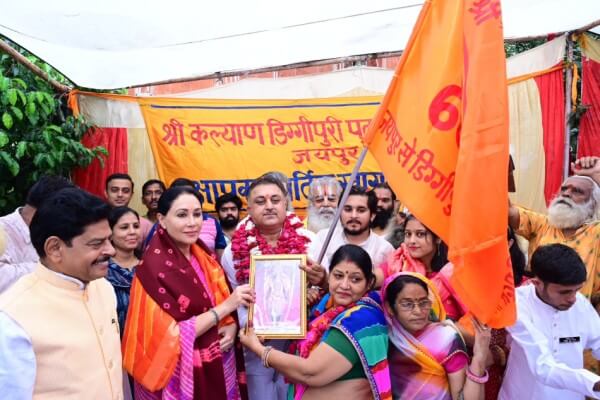 डिग्गीपुरी कल्याणजी मंदिर के लिए 60 वीं लक्खी पदयात्रा रवाना, उपमुख्यमंत्री दिया कुमारी और विधायक गोपाल शर्मा ने दिखाई हरी झंडी