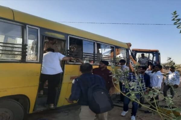 बायतु में भीषण सड़क हादसा: स्कूल बस को ट्रक ने मारी टक्कर, 10 बच्चे घायल, 5 की हालत गंभीर