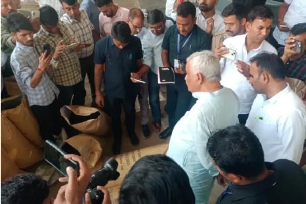 सांचौर में कृषि मंत्री डॉ. किरोड़ी लाल मीणा का औचक निरीक्षण: तीन फैक्ट्रियों में बड़ी अनियमितताएं उजागर, प्रतिबंधित खाद और ब्लैक मार्केटिंग का खुलासा