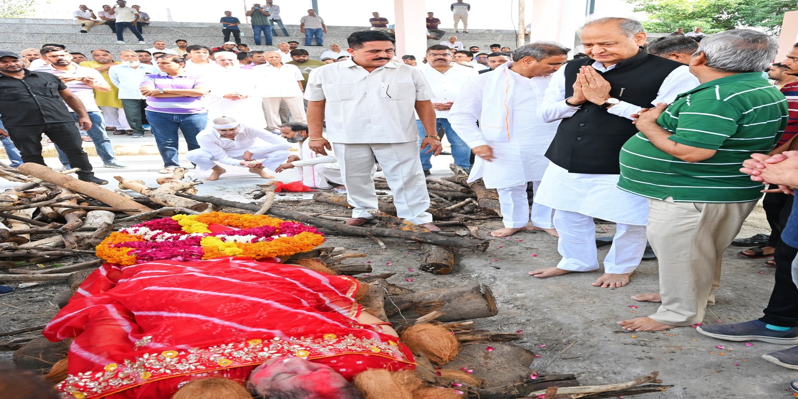 कांग्रेस के वरिष्ठ विधायक धारीवाल की पुत्री दिव्या का अंतिम संस्कार: पूर्व मुख्यमंत्री गहलोत,डॉ. जोशी और धर्मेंद्र राठौर सहित कई नेताओं ने अर्पित की श्रद्धांजलि