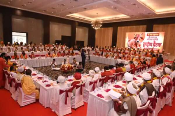 गोहत्या पर पूर्ण रोक और गोमाता को ‘राष्ट्र माता’ का दर्जा देने की मांग: जयपुर में जुटे 300 से अधिक साधु-संत, मार्च में दिल्ली कूच की चेतावनी