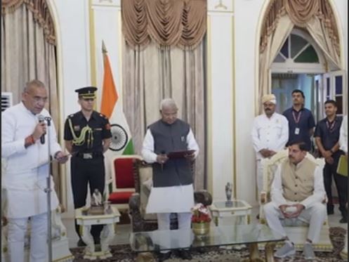 कांग्रेस छोड़कर भाजपा में शामिल हुए विधायक रामनिवास रावत को राज्यपाल मंगु भाई पटेल ने पहले गलती से राज्यमंत्री की और बाद में कैबिनेट की शपथ दिलाई