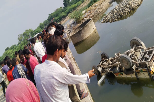 केकड़ी क्षेत्र के धूधरी गांव के पास मजदूरों से भरी पिकअप गाड़ी नदी में गिरी