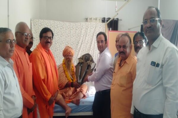 केजी स्टोन हॉस्पिटल में स्वामी विशोकानंद भारती का भव्य स्वागत, चिकित्सा को मानव सेवा का धर्म बताया