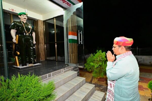 मुख्यमंत्री भजनलाल शर्मा ने ग्रेनेडियर मोडाराम खटकड़ शहीद की प्रतिमा पर श्रद्धांजलि अर्पित की
