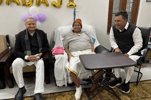 उदयपुर पहुंचे पूर्व मुख्यमंत्री अशोक गहलोत — कैलाश मेघवाल से मुलाकात, कार्यकर्ताओं संग चाय पर चर्चा