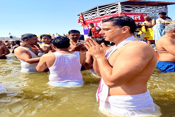 महाकुंभ: संगम में स्नान कर सचिन पायलट ने देश-प्रदेश की समृद्धि के लिए की प्रार्थना