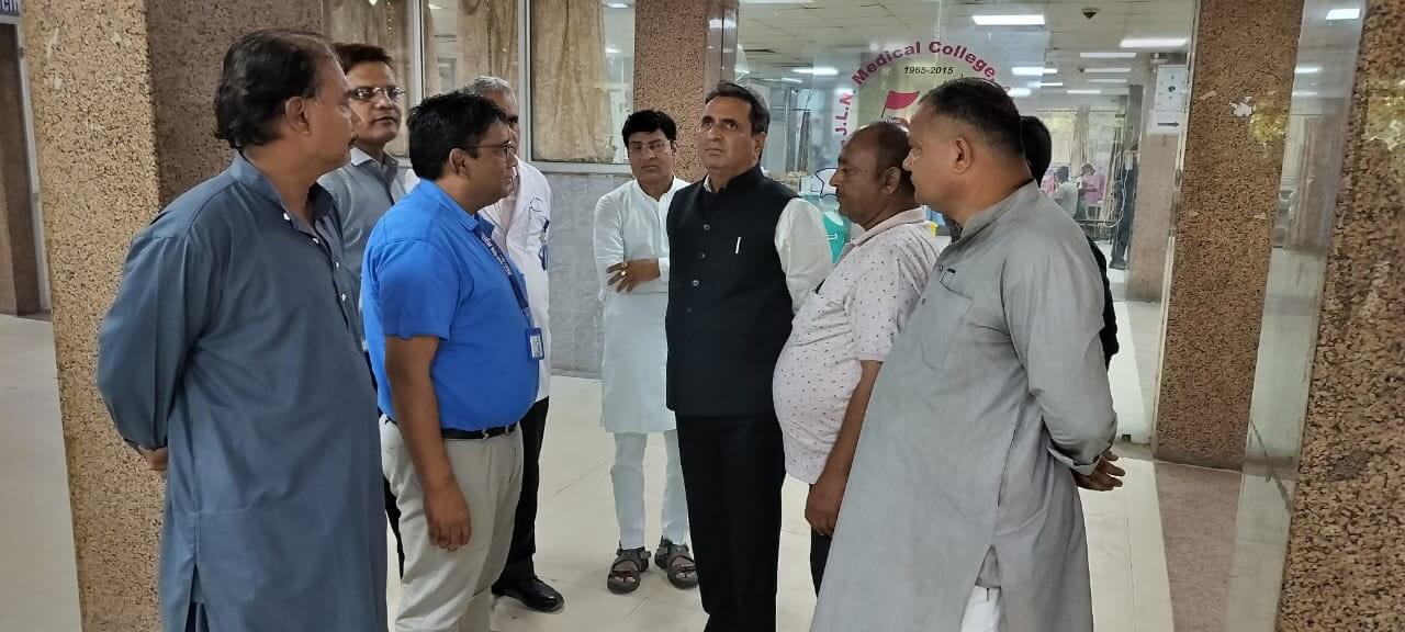 जेएलएन अस्पताल के वार्डों को गोद दिलाने के लिए पूर्व आरटीडीसी धर्मेंद्र राठौड़ का प्रयास, चिकित्सा सुविधाओं पर चर्चा