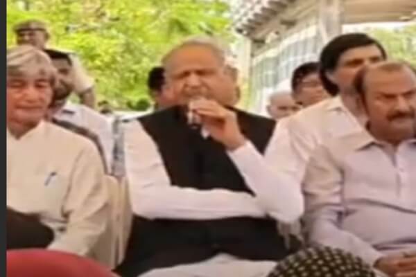 विदेश नीति पर पूर्व मुख्यमंत्री गहलोत का हमला, कहा— प्रधानमंत्री नरेंद्र मोदी की बेइज्जती बर्दाश्त नहीं