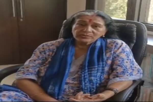 पूर्व सांसद प्रभा ठाकुर ने कांग्रेस को दान किए 200 ग्राम सोने के आभूषण, पार्टी संगठन को मजबूत करने और आगामी राजनीतिक गतिविधियों में सहयोग देने के उद्देश्य से उठाया कदम