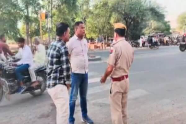 पिकअप अनियंत्रित होकर पलटी, एक दर्जन घायल,चार की हालत गंभीर