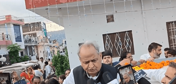 अजमेर में मूसलाधार बारिश से हालात बिगड़े, स्वास्तिक नगर में पानी से हाहाकार—पूर्व मुख्यमंत्री गहलोत ने लिया जायजा