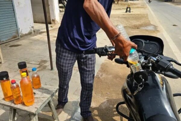 हरियाणा से सस्ता पेट्रोल-डीजल: अलवर जिले के लोग 2 किमी दूर जाकर भरवा रहे टैंक, तस्करी बढ़ी, सरकार को करोड़ों का नुकसान