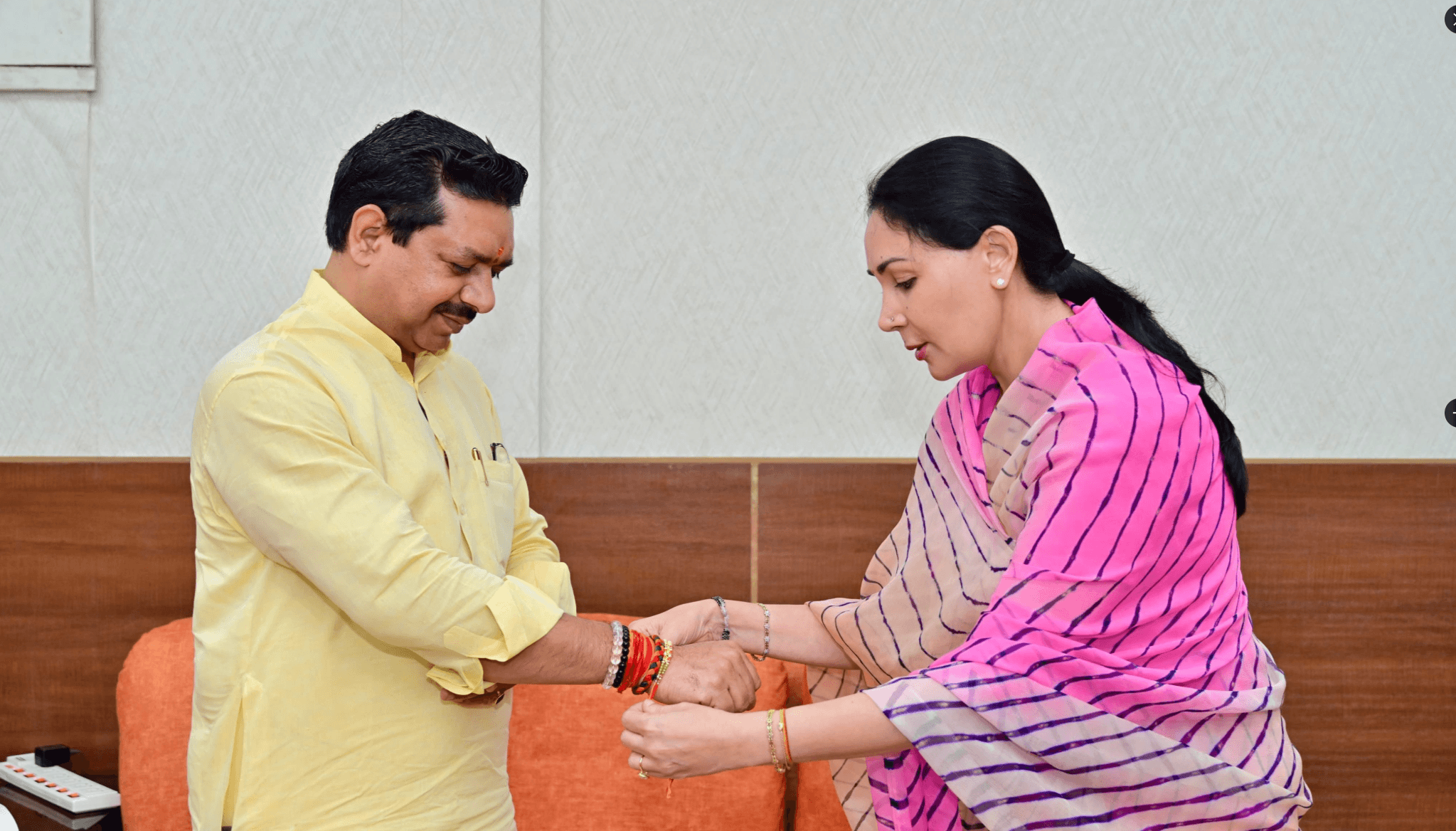 उपमुख्यमंत्री दीया कुमारी ने भाजपा प्रदेश संगठन महामंत्री अजय कुमार को राखी बांधते हुए