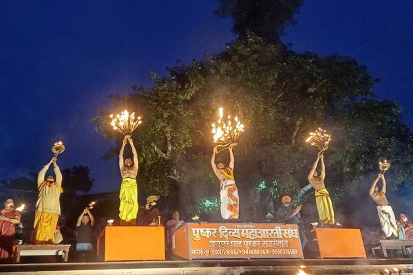 गुरु पूर्णिमा पर पुष्कर सरोवर के जयपुर घाट पर पांच मंत्रों से हुई दिव्य महाआरती
