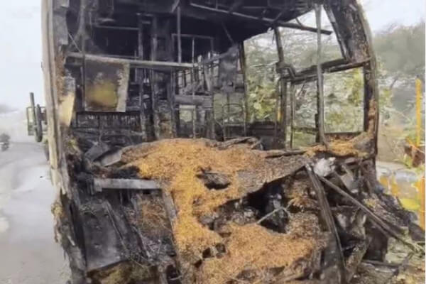 बीकानेर में बड़ा हादसा टला: स्लीपर बस और चारे से भरे ट्रक की टक्कर, बस में लगी आग, 40 यात्री सुरक्षित