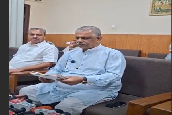 चिकित्सा मंत्री पत्रकारों के नहीं दे पाए जवाब, प्रेस कॉन्फ्रेंस से उठकर चले गए, कफ सिरप से मौतें नहीं : गजेंद्र सिंह खींवसर