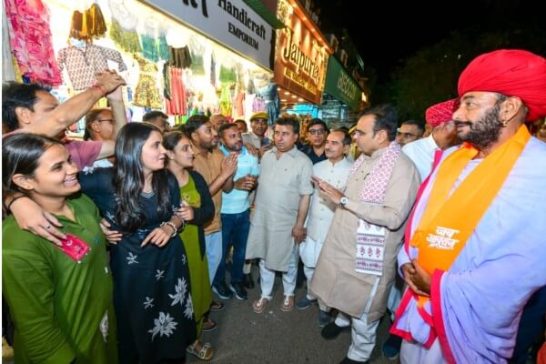 मुख्यमंत्री भजनलाल शर्मा और भाजपा अध्यक्ष मदन राठौड़ ने आबूराज में किया रात्रि भ्रमण, आमजन और पर्यटकों से जाना हाल