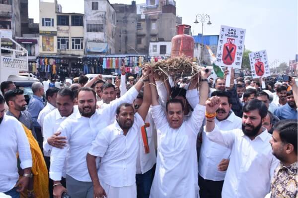 कॉमर्शियल सिलेंडर की किल्लत और महंगी घरेलू गैस के खिलाफ जयपुर में कांग्रेस का प्रदर्शन