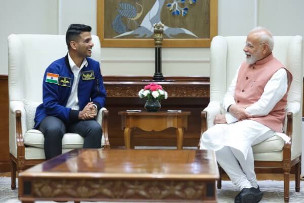 पीएम मोदी ने अंतरिक्ष यात्री शुभांशु शुक्ला से की मुलाकात, अंतरिक्ष यात्रा की तस्वीरें देखी