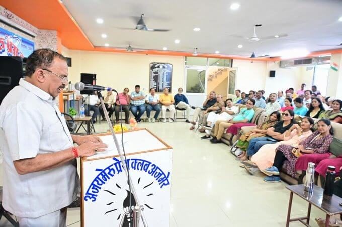 विधानसभा अध्यक्ष वासुदेव देवनानी को पत्रकारों की मांग का ज्ञापन अध्यक्ष राजेंद्र गुंजल ने सौंपा: अजमेर के विकास में कोई बाधा नहीं आएगी : देवनानी