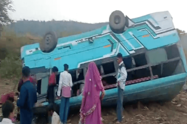 बांसवाड़ा में दर्दनाक सड़क हादसा: बारातियों से भरी बस पलटी, 3 की मौत, 35 घायल