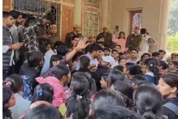 राजस्थान विश्वविद्यालय में रिवेल्युएशन फीस बढ़ोतरी के खिलाफ आंदोलन उग्र, छात्रों पर पुलिस का लाठीचार्ज: 8 हिरासत में