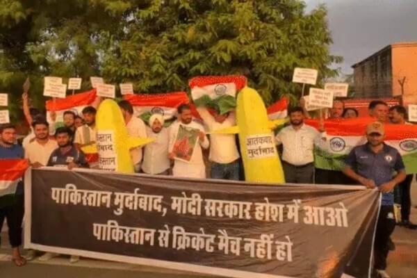 भारत-पाक मैच से पहले जयपुर में कांग्रेस खेल प्रकोष्ठ का विरोध, पुतला दहन और LED टीवी तोड़ी