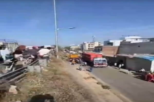 जयपुर–अजमेर एक्सप्रेस हाईवे पर बड़ा हादसा, बेकाबू ट्रक 20 फीट नीचे गिरा