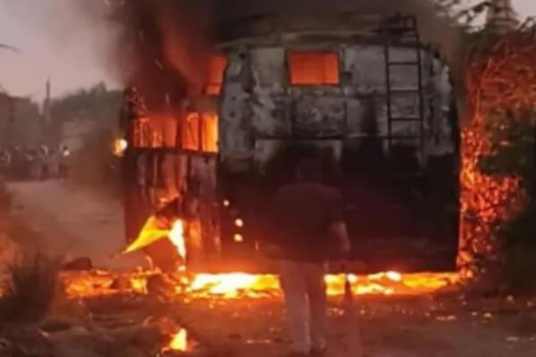 धौलपुर में बारातियों को लाने पहुंची बस में लगी भीषण आग: बिजली के तारों से टच होने पर हादसा, एक महिला झुलसी