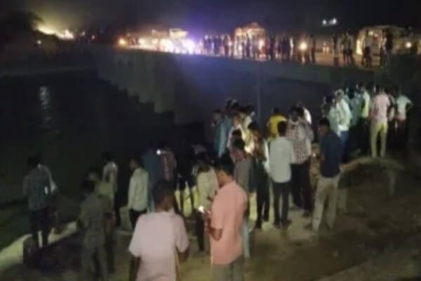 बूंदी में बड़ा हादसा: मेज नदी की पुलिया तोड़कर कार गिरी बीस फीट गहरे पानी में, तेज रफ्तार कार हादसे का शिकार