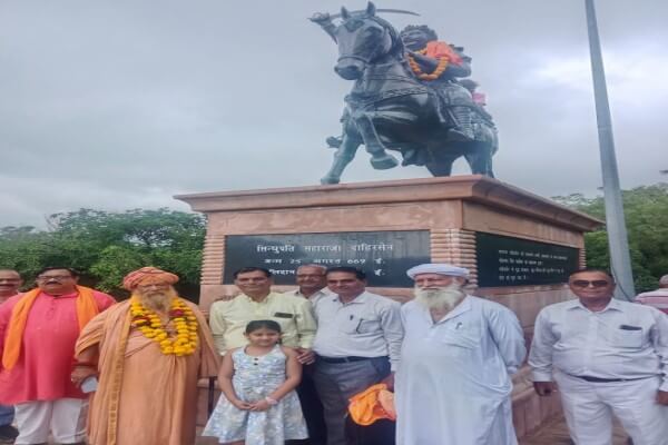 आचार्य महामंडलेश्वर स्वामी विशोकानंद भारती के सान्निध्य में दाहिर सेन जयंती समारोह एवं पुष्पांजलि अर्पण