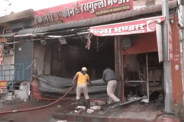 जयपुर के अजमेर रोड स्थित बीकानेरी रसगुल्ला-नमकीन भंडार में भीषण आग, पास का मैरिज गार्डन भी चपेट में
