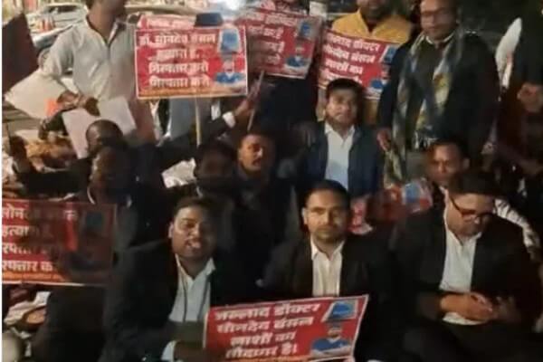 जयपुर में डॉक्टर की गिरफ्तारी की मांग पर वकीलों का धरना, हाईकोर्ट के बाहर 24 घंटे से जाम, कोर्ट ने मध्यस्थता के दिए निर्देश