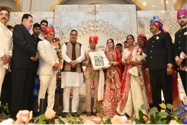मुख्यमंत्री भजनलाल शर्मा ने नेता प्रतिपक्ष टीकाराम जूली की सुपुत्री के विवाह समारोह में पहुंचकर वर वधु को दिया आशीर्वाद