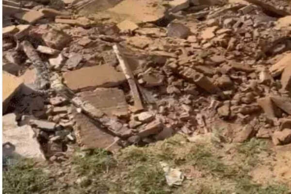 नोखा में हादसा: बारिश के बाद दो मकान 30 फीट गहरे गड्ढे में धंसे, परिवार बेघर