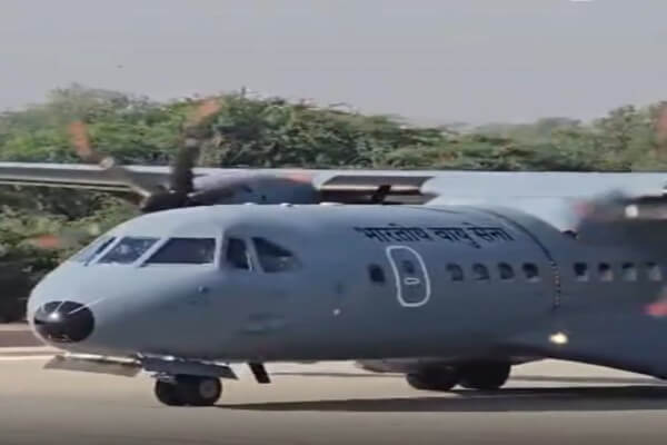 बाड़मेर हाईवे पर भारतीय वायुसेना की दमदार शक्ति का प्रदर्शन: ‘महा-गजराज’ अभियान में फाइटर जेट्स ने की सफल लैंडिंग