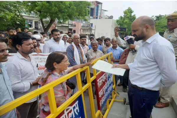 शहीद अशोक जाट के स्मारक और स्कूल नामकरण की मांग को लेकर ग्रामीणों का प्रदर्शन, 10 साल से कार्रवाई का इंतजार