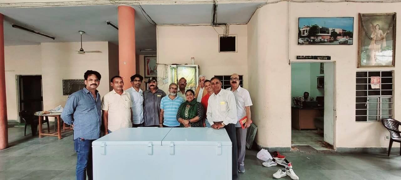 पिंकसिटी प्रेस क्लब की कार्यकारिणी सदस्य और हिलव्यू समाचार संपादक शालिनी श्रीवास्तव ने प्रेस क्लब की डेयरी के लिए भेंट किया 515 लीटर का डीप फ्रीज़र