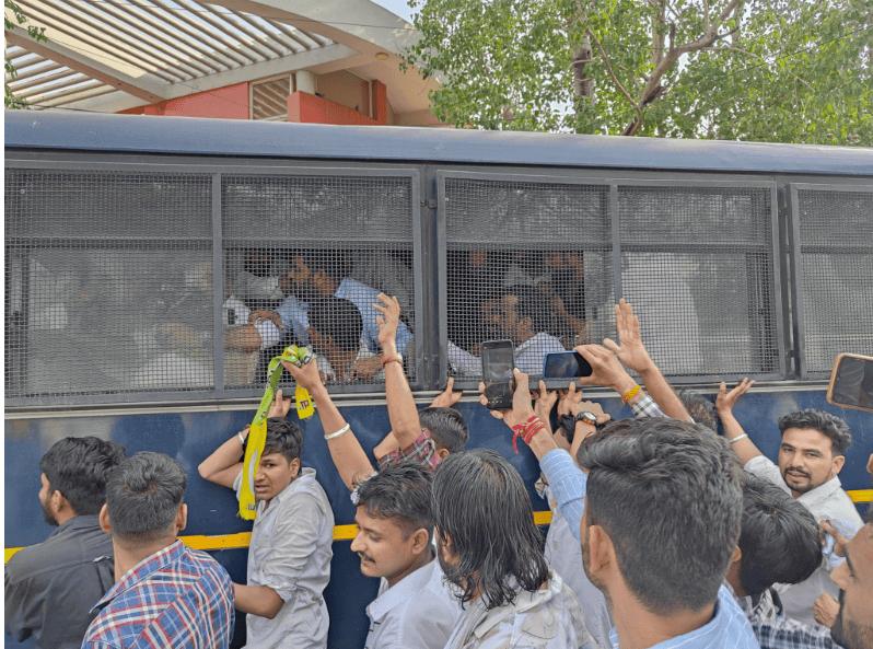 SI भर्ती घोटाले को लेकर हनुमान बेनीवाल का प्रदर्शन, CM निवास के घेराव से पहले दी गिरफ्तारी