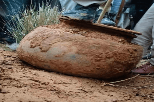 निवाई के देवरी गांव में जमीन से निकला रहस्यमयी घड़ा, खजाने की चर्चा से मचा हड़कंप