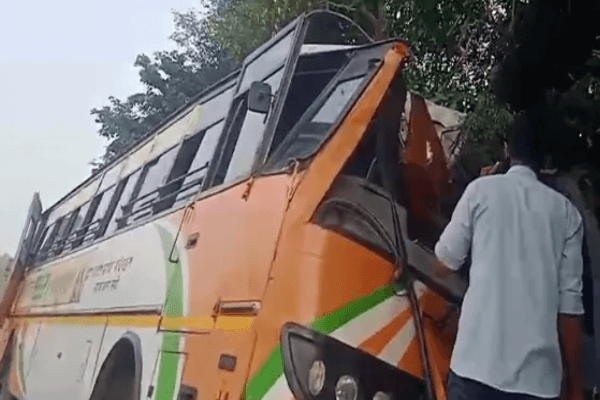 भरतपुर में भीषण सड़क हादसा: यूपी रोडवेज बस पेड़ से टकराई, 30 यात्री घायल, 5 गंभीर को जयपुर रेफर