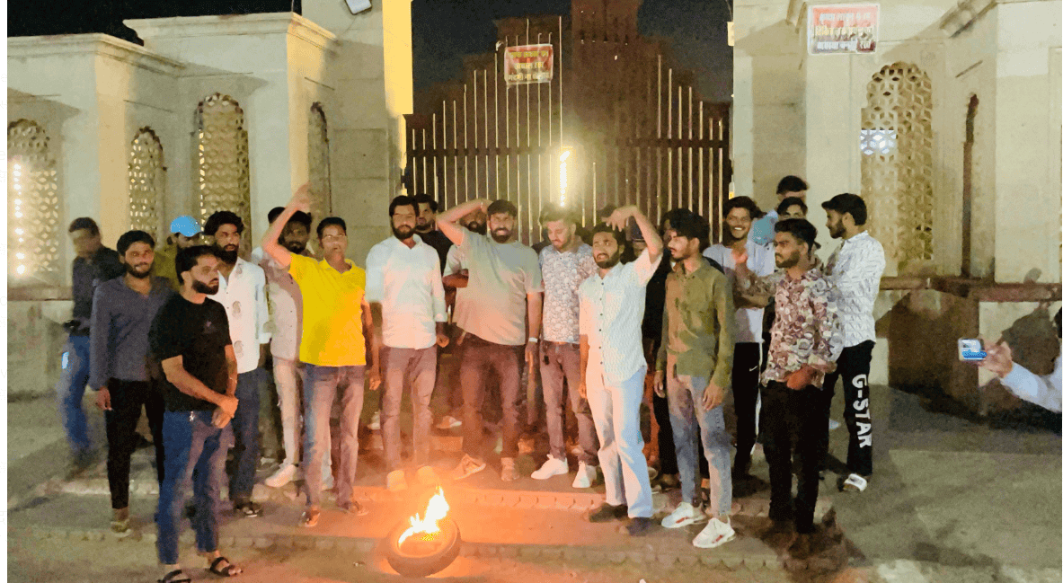 अजमेर में 7 वंडर्स तोड़ने पर युवा कांग्रेस का उग्र प्रदर्शन, टायर जलाकर जताया विरोध