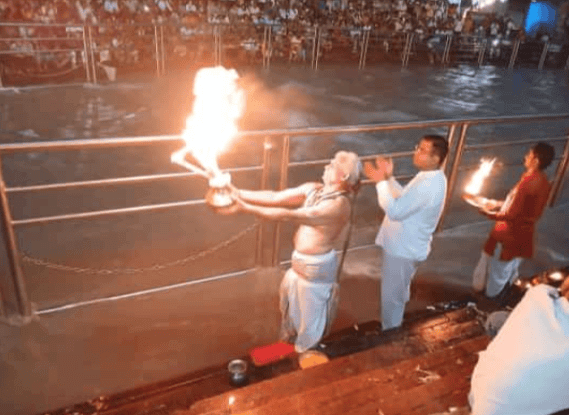 हरिद्वार गंगा महासभा ने हरकीपौड़ी पर पुष्कर के पंडित चन्द्र शेखर गौड़ ने की दिव्य महाआरती और भव्य सम्मान समारोह