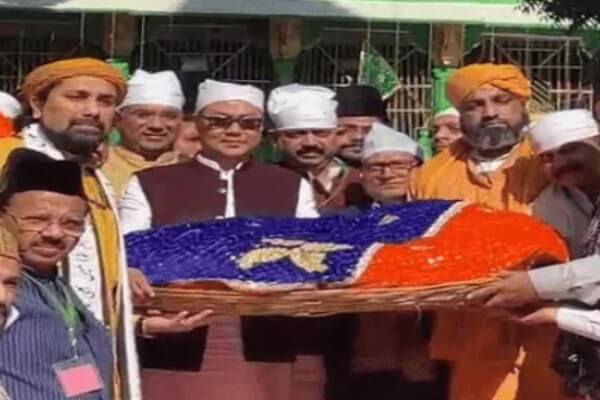 अजमेर दरगाह पर पीएम की चादर परंपरा पर रोक की मांग, सुप्रीम कोर्ट में याचिका, 814 वें उर्स पर पीएम मोदी की ओर से चादर पेश, किरेन रिजिजू ने पढ़ा संदेश