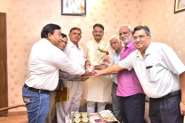 वरिष्ठ पत्रकार एवं समिति संरक्षक श्याम सुंदर शर्मा, अध्यक्ष काना राम कड़वा, उपाध्यक्ष एवं डायरेक्टरी के संपादक अजीत तिवारी, महासचिव नरेंद्र सर्वोदयी, तथा सदस्य मदन धारीवाल और बृज शरण गुप्ता ने उपमुख्यमंत्री का स्वागत पुष्पगुच्छ भेंट कर किया