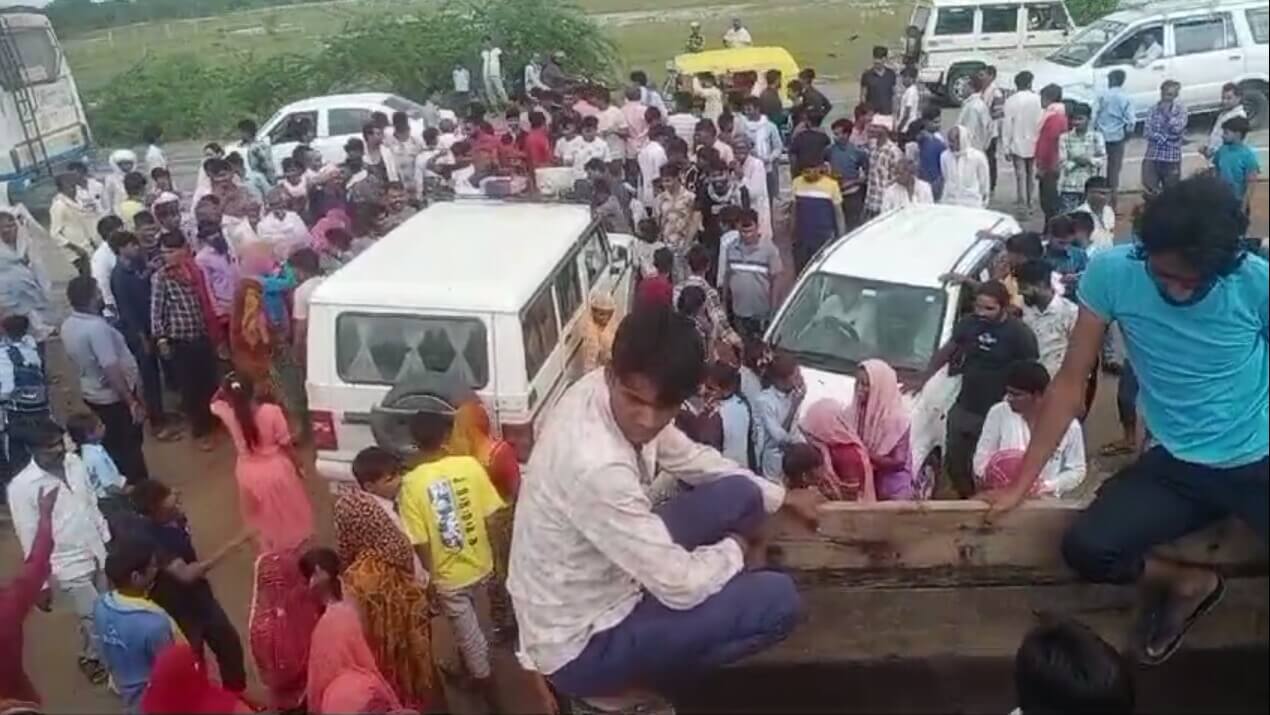 ग्रामीणों ने तीन घंटे दौसा -कौथून हाइवे किया जाम,सडक नही बनने से नाराज थे ग्रामीण